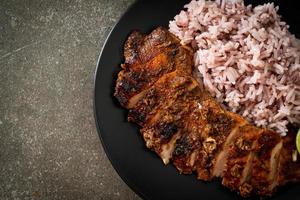 pittige gegrilde jamaicaanse jerk chicken met rijst foto