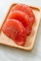 vers rood pomelo fruit of grapefruit foto