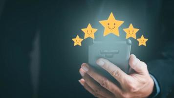 consumenten wijzen naar sterren voor de beste tevredenheidsbeoordeling op basis van de service-ervaring van de winkel, het concept voor klantbetrokkenheid op basis van testresultaten en productevaluatie via internet. foto