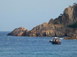 uitzicht op de catalaanse kustlijn op het gebied van sant feliu de guixols, catalonië, spanje. foto
