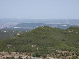 panoramisch uitzicht over de vallei van montserrat tot het noorden van de stad barcelona. foto