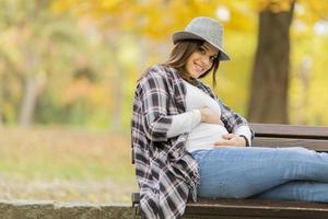 jonge zwangere vrouw in de herfst park foto
