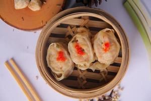 kip dim sum met heerlijke saus, lekker en sappig Chinees eten foto