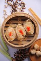 kip dim sum met heerlijke saus, lekker en sappig Chinees eten foto