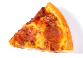 Pepperoni pizza slice geïsoleerd op witte achtergrond foto