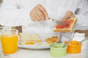 zakenman eet het Amerikaanse ontbijt in een hotel - mensen nemen een ontbijt in hotelconcept foto
