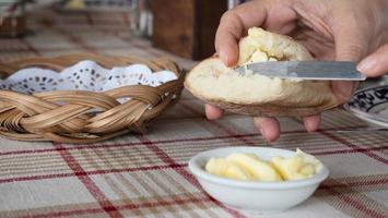 man die brood eet met botervoorgerecht - mensen met broodvoorgerecht geserveerd voor het hoofdgerecht concept foto