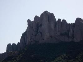 profiel van de bergen van montserrat, ten noorden van de stad barcelona. foto