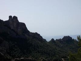 profiel van de bergen van montserrat, ten noorden van de stad barcelona. foto