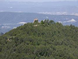 panoramisch uitzicht over de vallei van montserrat tot het noorden van de stad barcelona. foto