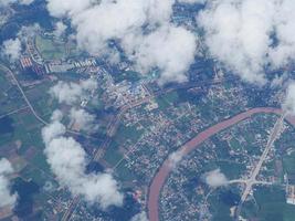 luchtfoto van cloudscape gezien door vliegtuigraam foto