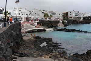 Lanzarote, Spanje-augustus 7,2018-uitzicht op het stadje Punta Mujeres op het eiland Lanzarote beroemd om zijn natuurlijke zwembaden tijdens een bewolkte dag foto