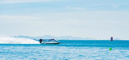 chonburi, thailand-25 november 2017 f1 boot met prachtige lucht en zee in bangsaen power boat 2017 op bangsaen beach in thailand foto