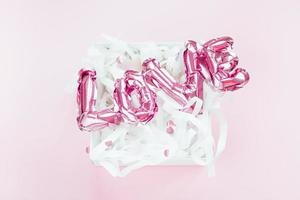 liefdesconcept. opblaasbare roze ballon met letters foto