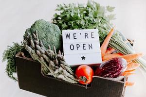 tekst we zijn open en verse groen en groenten doos foto