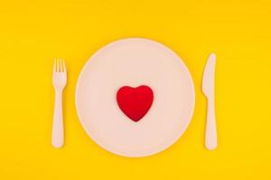 rood hart op serveertafel. romantisch concept foto