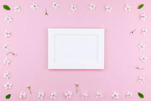leeg framemodel met witte bloemen foto