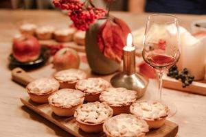 Thanksgiving herfst traditionele zelfgemaakte appeltaarten foto