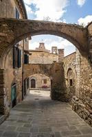 het historische centrum van campiglia marittima toscane italië foto