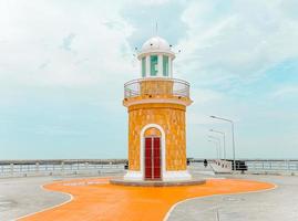 panorama van de ochtendsfeer, vuurtoren van ang sila-markt, het centrum van de zeevruchten van chonburi voor toeristen. provincie chonburi thailand foto