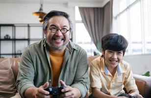 Aziatische familie die thuis een videogame speelt foto