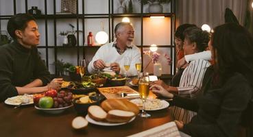 Aziatische familie aan het dineren aan de eettafel thuis foto