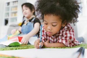 portret van Afrikaans meisje met het concept van het vriendenonderwijs. foto