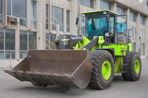 zware power bulldozer werk op een bouwplaats foto