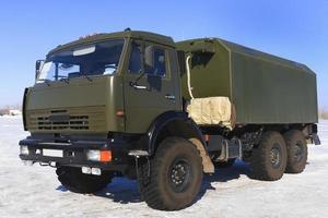 khaky zware resque militaire vrachtwagen, auto op blauwe lucht met antenne foto
