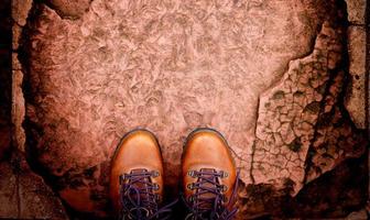 bovenaanzicht laarzen op stoned pad met copyspace foto