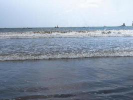 uitzicht op het strand met kleine golven foto