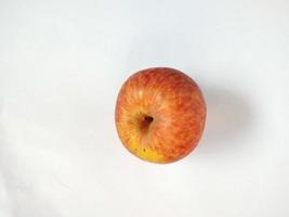 rode appels geïsoleerd op een witte achtergrond. Van appels is bekend dat ze weinig calorieën bevatten en een verscheidenheid aan vitamines en mineralen bevatten, zoals vitamine A, vitamine B6, vitamine C en kalium. foto