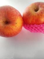 rode appels geïsoleerd op een witte achtergrond. Van appels is bekend dat ze weinig calorieën bevatten en een verscheidenheid aan vitamines en mineralen bevatten, zoals vitamine A, vitamine B6, vitamine C en kalium. foto