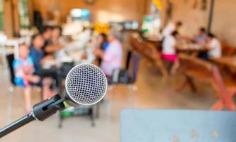 close-up microfoon op het podium in restaurant foto