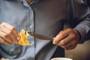 zakenman eet het Amerikaanse ontbijt in een hotel - mensen nemen een ontbijt in hotelconcept foto