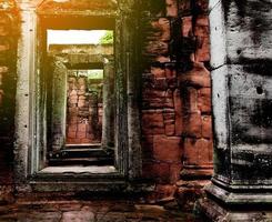 oude verwoeste tempelmuur in Azië foto