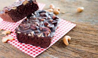 noten brownie op tafel foto