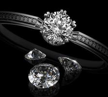 diamanten luxe ring close up.diamond stenen taxateur. sieraden kwaliteit check.vervaardiging van edelstenen. inspectie van kunstmatige diamond.wedding symbool. een cadeau aan je geliefde vrouw voor een vakantie foto