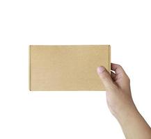 hand met bruine papieren doos pakket geïsoleerd op een witte achtergrond foto