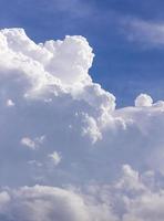 wolken in blauwe lucht voor regen foto