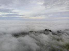 met mist bedekte berg bij ochtendlicht foto