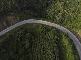 bocht weg en bos luchtfoto foto