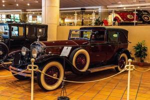 fontvieille, monaco - jun 2017 kastanjebruine rolls-royce saloon 1953 in monaco top auto's collectie museum foto