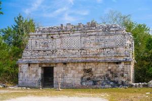 aanbidding mayan kerken uitgebreide structuren voor aanbidding aan de god van de regen chaac, kloostercomplex, chichen itza, yucatan, mexico, maya beschaving foto