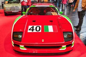 friedrichshafen - mei 2019 rood groen ferrari f40 1989 bij motorworld classics bodensee op 11 mei 2019 in friedrichshafen, duitsland foto