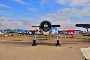 moskou, rusland - aug 2015 trainervliegtuig t-6 texan gepresenteerd foto