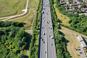 luchtfoto vanuit een hoge hoek van Britse wegen en verkeer dat door het platteland van Engeland gaat foto