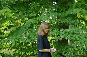 portret van een meisje in de buurt van het groen, close-up foto