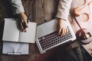 zaken en advocaten bespreken contractpapieren met koperen schaal op bureau in kantoor. wet, juridische diensten, advies, rechtvaardigheid en wet concept foto met film grain effect