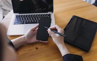 zakenman en team die de financiële taak van het financiële overzicht analyseren. met smartphone en laptop en tablet. vermogensbeheerconcept foto